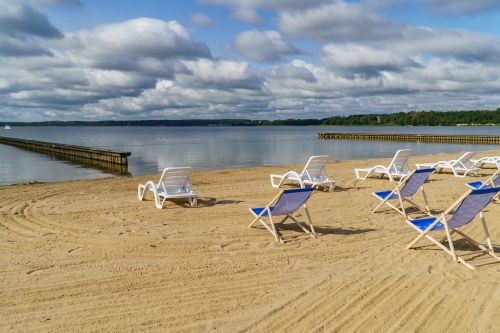 Leżaki na plaży miejskiej